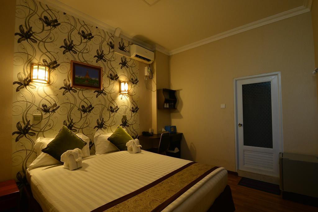 Hotel Family Treasure Yangon Exterior foto